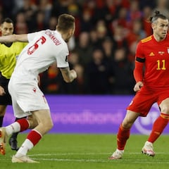 Bale reaparece con Gales y se va en el descanso