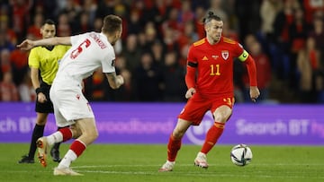 Bale reaparece con Gales y se va en el descanso
