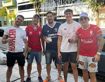 Leo Corro, primero a la derecha, antes de un partido de Huracán, en Argentina. 