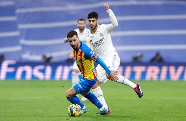 Gayá se lleva un balón ante Marco Asensio.