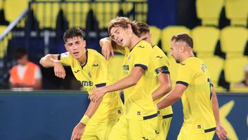 Dani Requena celebra su gol al Alcorcón con sus compañeros.