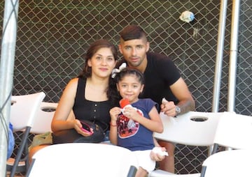 Soza junto a su familia en Costa Rica, donde actúa por el Jicaral Sercoba.