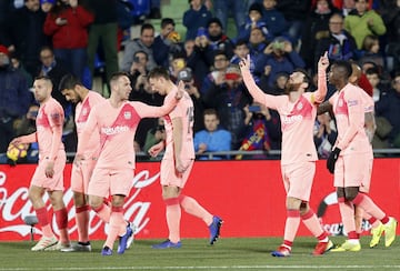 0-1. Leo Messi celebró el primer gol.