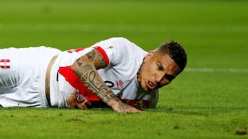 Soccer Football - 2018 World Cup Qualifiers - Peru v Colombia - Nacional Stadium, Lima, Peru - October 10, 2017. Peru's Paolo Guerrero in action. Picture taken October 10, 2017. REUTERS/Mariana Bazo