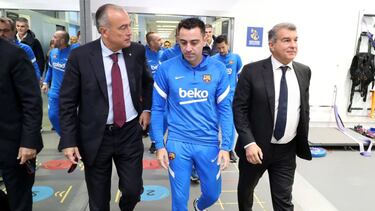 Xavi y Laporta, en el vestuario del Barcelona.