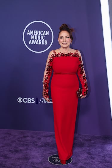 Gloria Estefan posa en la alfombra roja de los American Music Awards 2025 celebrados en Las Vegas.