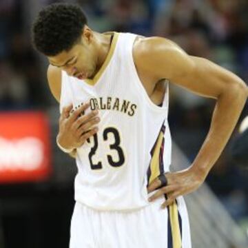 Anthony Davis se retira con un golpe en el pecho.