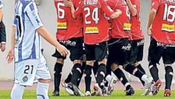 <b>DESOLADOS. </b>Los jugadores del Valladolid se vieron incapaces ante el juego del Mallorca.