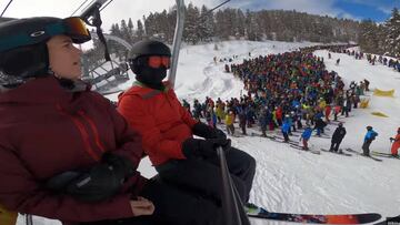 Colas en un telesilla de la estaci&oacute;n de esqu&iacute; de Vail Resort (Colorado, Estados Unidos), captadas desde la GoPro de uno de los esquiadores que va montado en el remonte.