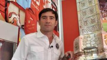 <b>PRETEMPORADA REDONDA. </b>Marcelino posa con el Trofeo Teresa Herrera conseguido el pasado domingo.