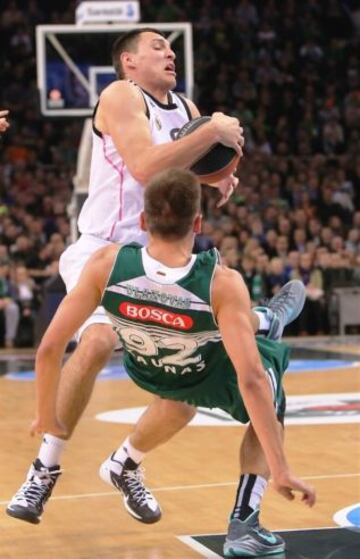 El lituano del Madrid, Jonas Maciulis, no quiere perder la posesión frente a su compatriota Ulanovas (Zalgiris).