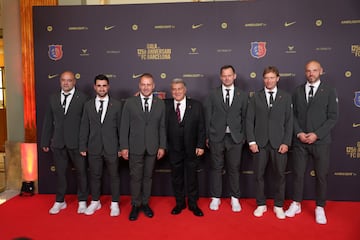 Joan Laporta, presidente del Barcelona, con Hansi Flick, entrenador del primer equipo de fútbol, y su staff técnico en la alfombra roja del gran Teatro del Liceu.