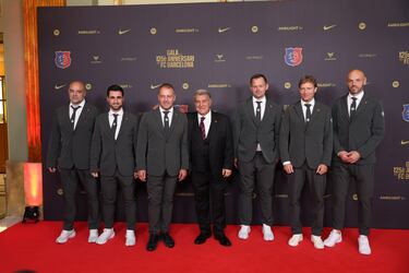 Joan Laporta, presidente del Barcelona, con Hansi Flick, entrenador del primer equipo de fútbol, y su staff técnico en la alfombra roja del gran Teatro del Liceu.