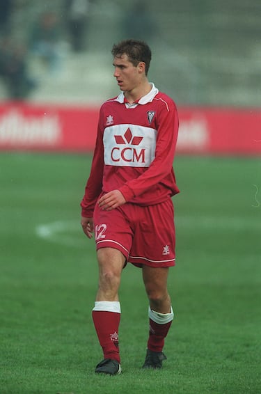 Ivan Helgura가 Albacete Balompi에서 보낸 시간은 짧았지만 그의 경력에 ​​있어 절대적으로 결정적이었습니다. 비록 그는 1996-1997 시즌 동안 몇 달 동안만 흰색 셔츠를 입었지만 그의 활약은 너무 인상적이어서 곧바로 이탈리아 축구로 도약할 수 있었습니다. Helgura는 Ciudad Real의 CD Manchego에서 La Mancha에 도착했습니다. 그는 1997년 1월 알바세테의 2부 리그 1군에서 데뷔했습니다. 마리아노 가르시아 레몬의 지휘 하에 그는 빠르게 미드필더의 핵심 선수가 되었습니다. 반 시즌 동안 매우 높은 수준의 활약을 펼친 후, 파비오 카펠로의 AS 로마는 그에게 시선을 돌렸습니다.