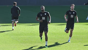 Sekou y Chavarr&iacute;a, durante un entrenamiento del M&aacute;laga.