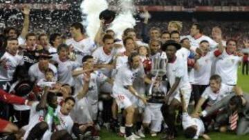 Los jugadores del Sevilla celebrando el t&iacute;tulo de Copa del Rey obtenido ante el Atl&eacute;tico de Madrid en 2010.