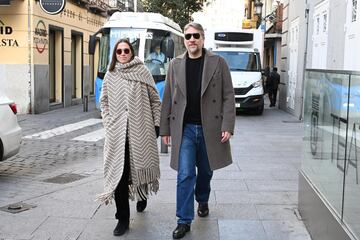 Clara Méndez-Leite y Alberto Ammann asisten la capilla ardiente de Marisa Paredes en el Teatro Español.
