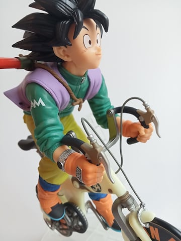 Figura de Goku en bicicleta por Banpresto