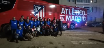 El autobús del primer equipo del Atlético, en Paiporta.