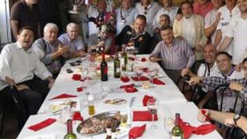 <b>LOS PEÑISTAS, CONVENCIDOS DE LA 'REMOUNTADA'. </b>Una réplica de la Novena presidió el cocido en el que los merengues reflejaron su optimismo para esta Liga.