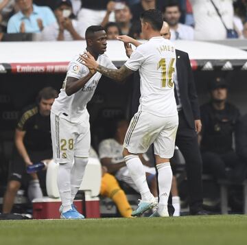 El jugador colombiano fue cambiado en el minuto 56 por Vinícius. En la salida, James dirigió unas palabras a su entrenador Zidane.