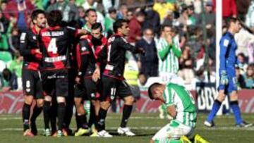 Los jugadores del Rayo celebran el gol del empate ante la desesperación de los jugador béticos.
