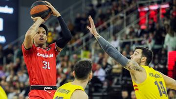 Joe Thomasson, escolta del Covirán Granada, lanza ante Tomas Satoransky y Willy Hernangómez, del Barcelona.