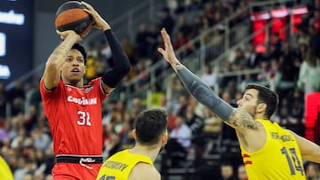 Joe Thomasson, escolta del Covirán Granada, lanza ante Tomas Satoransky y Willy Hernangómez, del Barcelona.
