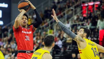 Joe Thomasson, escolta del Covirán Granada, lanza ante Tomas Satoransky y Willy Hernangómez, del Barcelona.