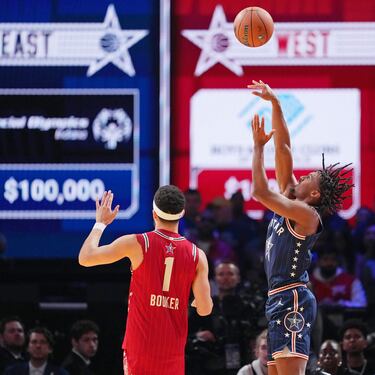 El pelo de Tyrese Maxey, jugador de los Philadelphia 76ers, vuela tras el lanzamiento.