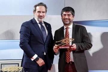 Juan Gutiérrez, subdirector de AS, recoge el Premio Medio de Comunicación en la Gala del Remo.