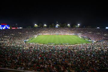 Cuenta con capacidad de 92 mil 600 personas. Uno de los estadios más antiguos, fue sede de la final de la Copa del Mundo de Estados Unidos 1994.