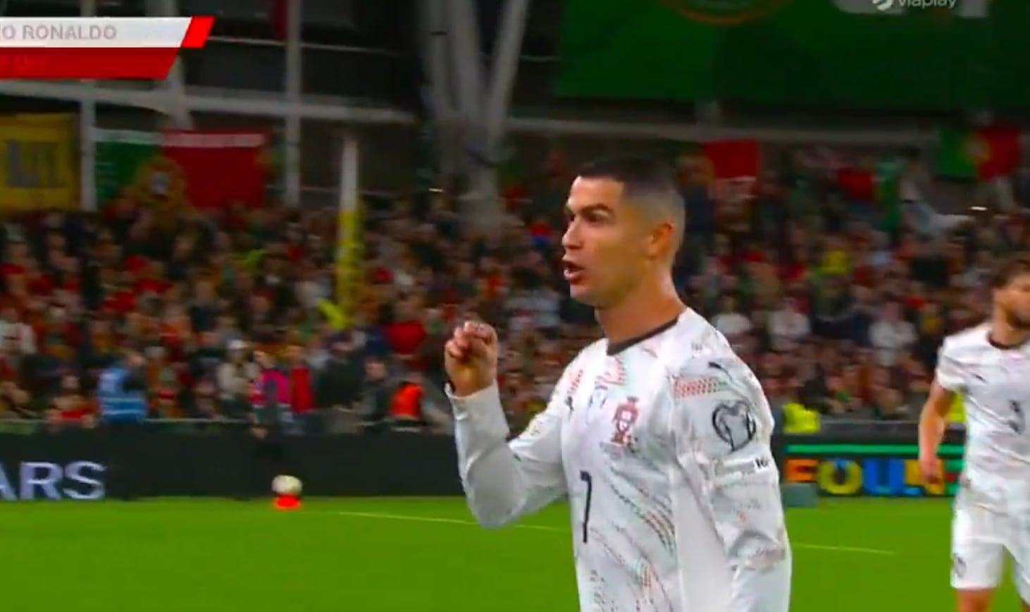 Cristiano pierde los papeles: codazo sin balón, roja y show camino al vestuario