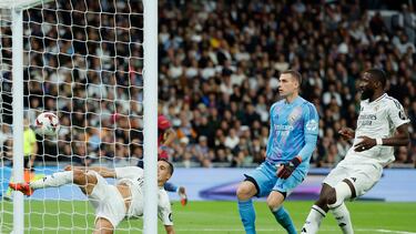 El Real Madrid encaja el cuarto gol por parte del Barça en el Bernabéu.