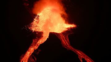 The Cumbre Vieja volcano spews lava and smoke as it continues to erupt on the Canary Island of La Palma, as seen from El Paso, Spain, October 17, 2021. REUTERS/Sergio Perez