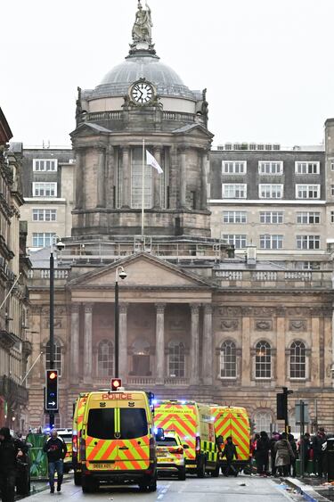 Un vehículo arremete contra aficionados del conjunto Red en el centro de la ciudad de Liverpool en la celebración del título de liga.
