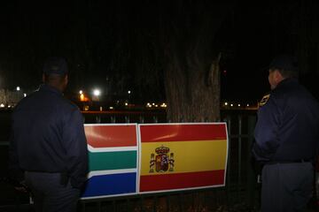 A días de medirse a Honduras, el seleccionador mandó bunkerizar el perímetro de las instalaciones donde se ejercitaba La Roja. Hasta doce coches de policía vigilaron todas las zonas posibles para evitar filtraciones, prohibieron pasear por los alrededores e incluso llegaron a reducir a miembros de la Prensa española amenazándoles con retirarles la acreditación de prensa…