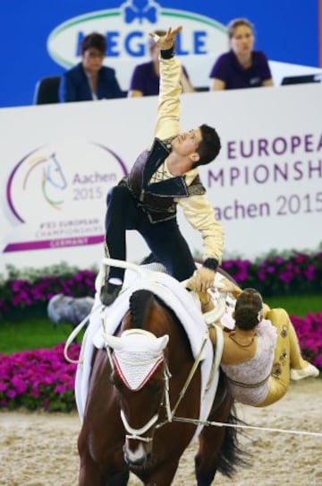 Los austriacos Jasmin Lindner y  Lukas Wacha durante su actuación en el estilo libre del Vaulting Pas de Deux.