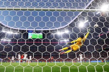 Espectacular estreno de Lamine Yamal a nivel goleador en una Eurocopa con apenas 16 años. Recibió un balón, encaró a Rabiot, ante el que se sacó un golazo espectacular, con un disparo que se coló por la mismísima escuadra.