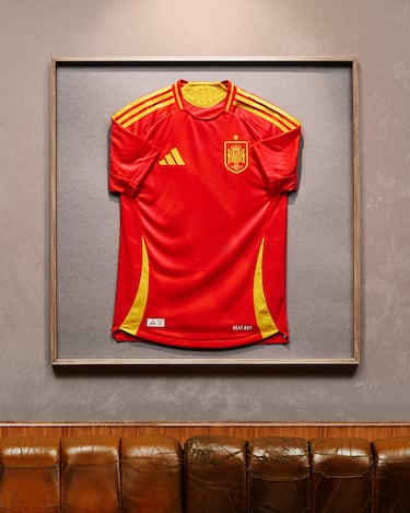 La nueva equipación de la selección española de fútbol presenta un aspecto clásico.