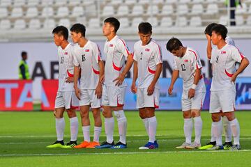 Los jugadores de Corea del Norte se muestran tristes tras perder por 0-6 ante Qatar. 