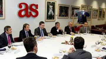 <b>EN LA MESA CON AS. </b>Desde Miguel Cardenal hacia la derecha: Alejandro Elortegui, Pedro Pablo San Martín, Jesús Mínguez, Juan Gutiérrez, Moisés Llorens, David Villaverde, Alfredo Relaño, Jordi Costa, Luis Nieto, Juanma Trueba, Javier García Matallanas, Luis Lucio y Juan Cantón.