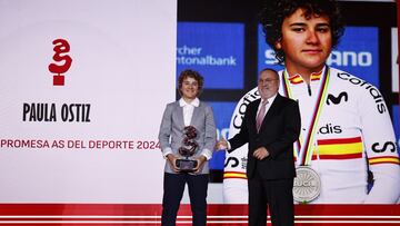 Paula Ostiz posa con su Premio AS Promesa junto a Alfredo Relaño.