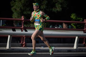 Un hombre participa en la maratón durante la 46ª edición del Zurich Rock 'N' Roll Running Series.