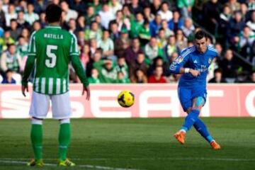 Gol 0-2 de Gareth Bale, durante el partido de la vigésima jornada de Liga de Primera División disputado en el estadio Benito Villamarín de Sevilla.
