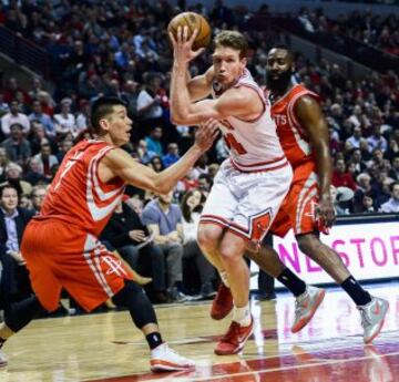 Mike Dunleavy trata se superar a Jeremy Lin y a James Harden.