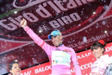 La nieve, el viento y el frío fueron los protagonistas de la penúltima jornada del Giro de Italia. El italiano Vincenzo Nibali en el podio