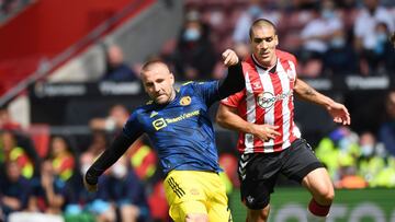 Southampton (United Kingdom), 01/01/2016.- Oriol Romeu of Southampton (R) in action against Luke Shaw of Manchester United (L) during the English Premier League match between Southampton and Manchester United in Southampton, Britain, 22 August 2021. (Rein