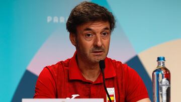 Santi Denia, en rueda de prensa en París.