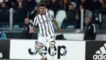 TURIN, ITALY - FEBRUARY 28: Enzo Barrenechea of Juventus Fc controls the ball during the Serie A match between Juventus and Torino FC at on February 28, 2023 in Turin, Italy. (Photo by Sportinfoto/DeFodi Images via Getty Images)